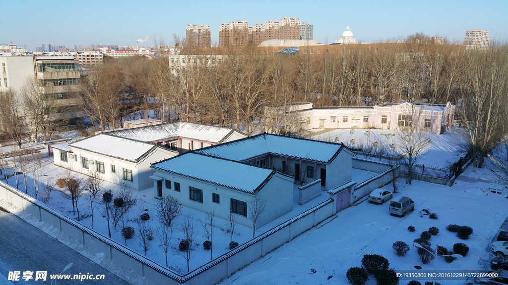 雪后的宅院