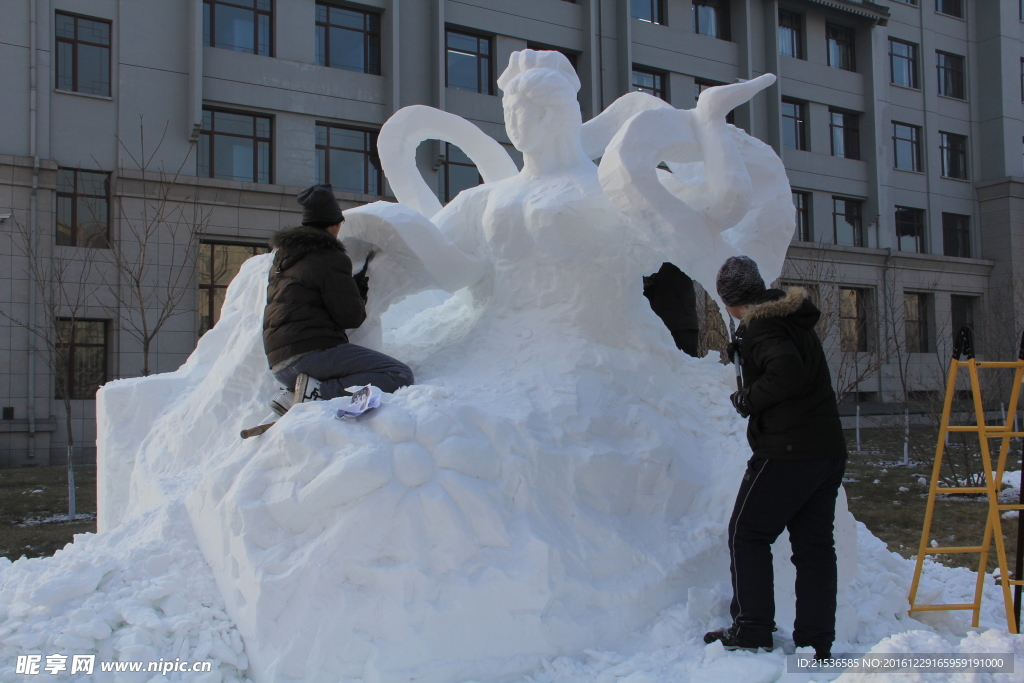 制作雪雕