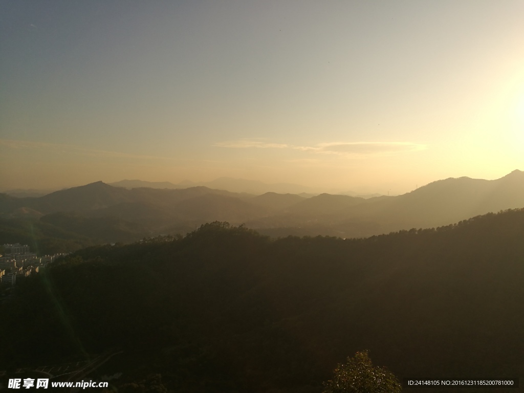 夕阳与群山