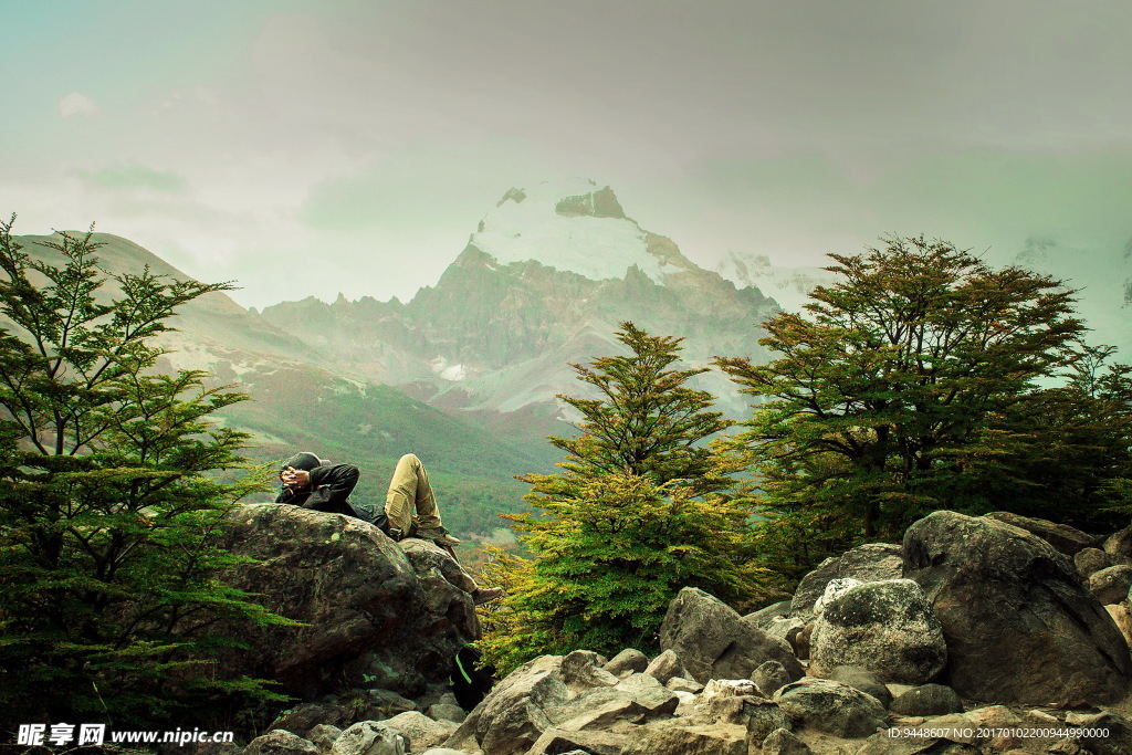 深山徒步风景图片