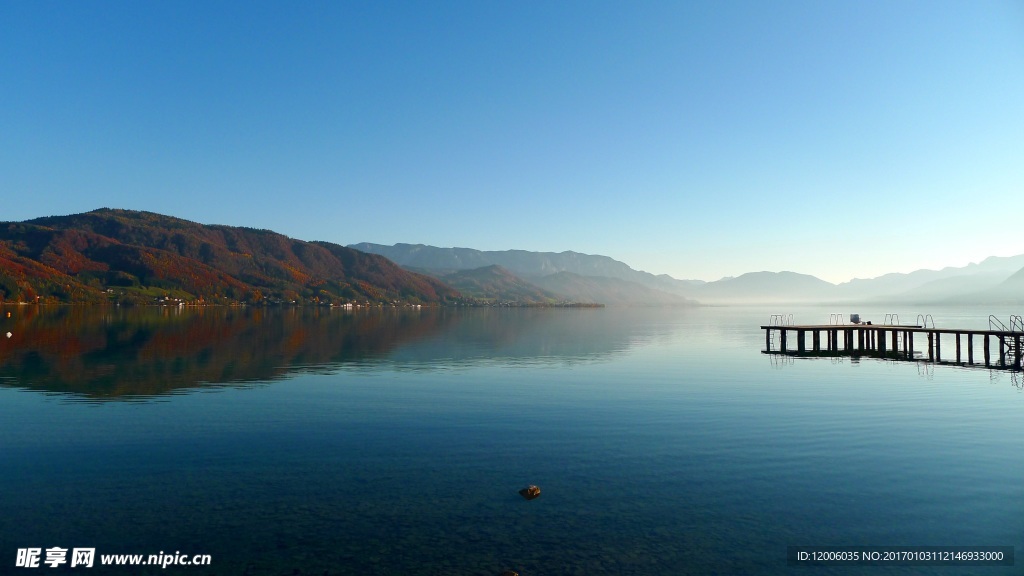 静谧的湖泊美景