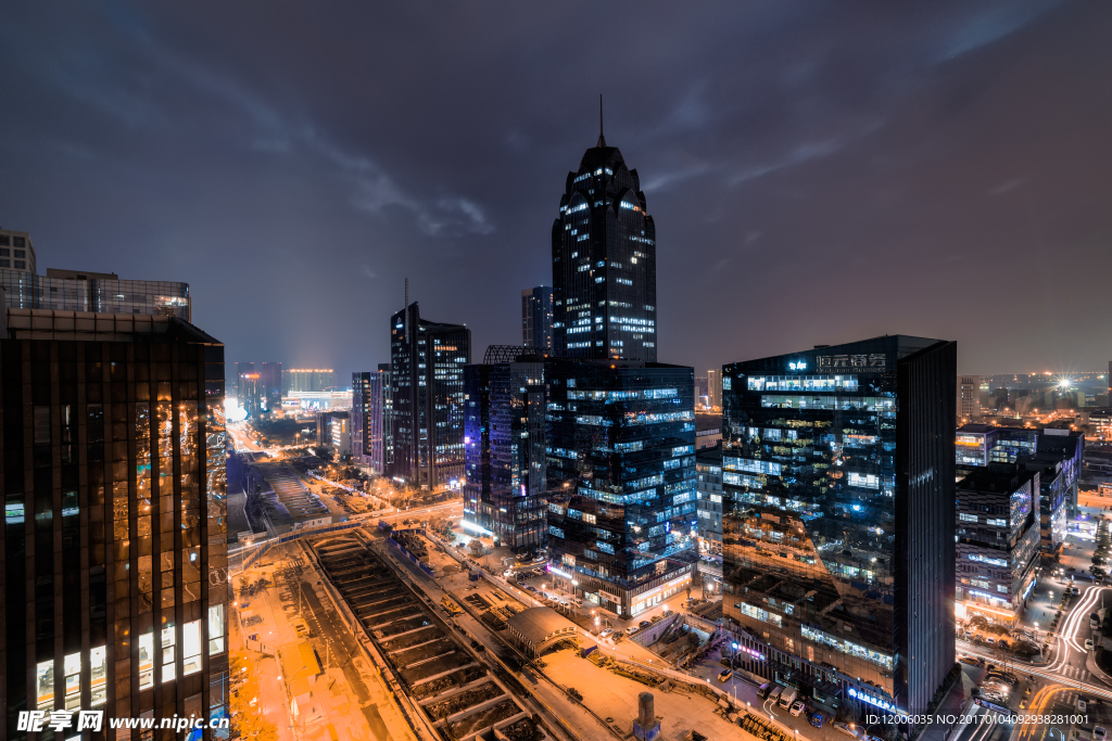 车水马龙的城市夜景