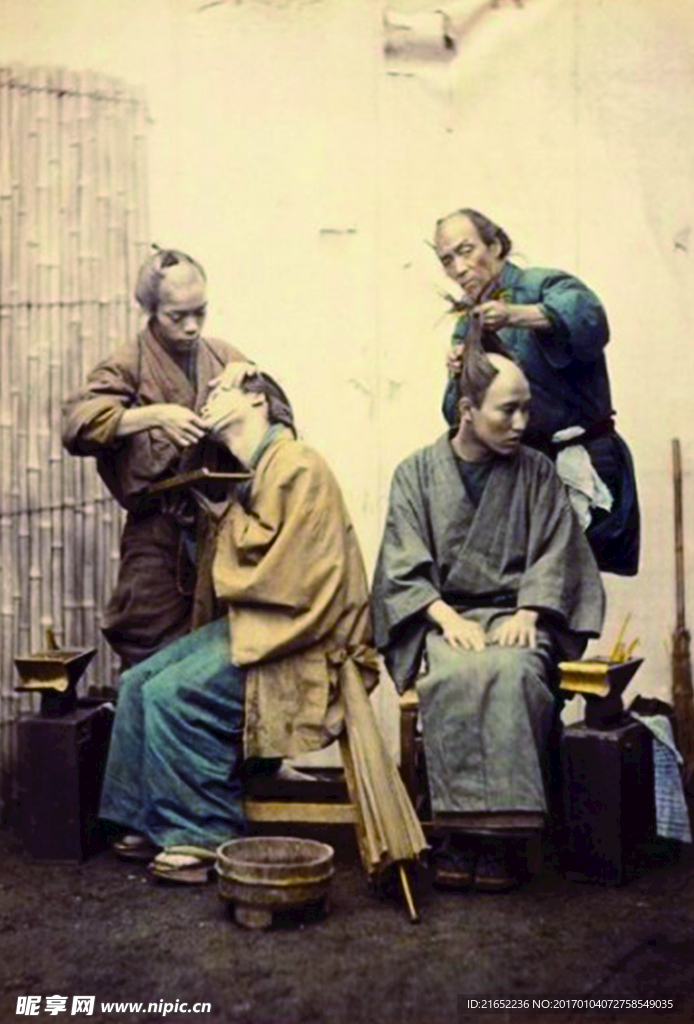 古代剃头照片