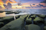 海滩石头夕阳美景