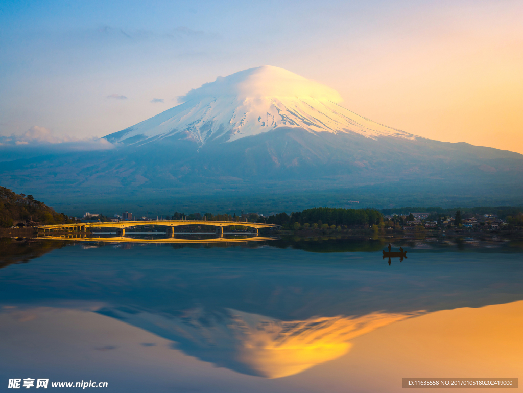 富士山下的湖泊桥梁