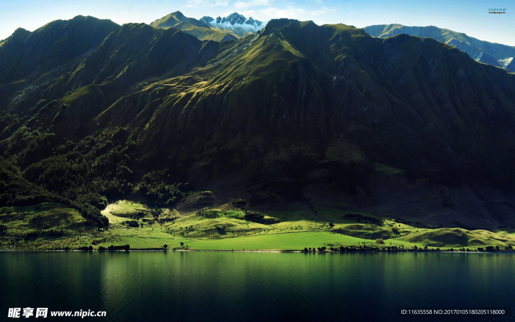 高山下的湖泊美景