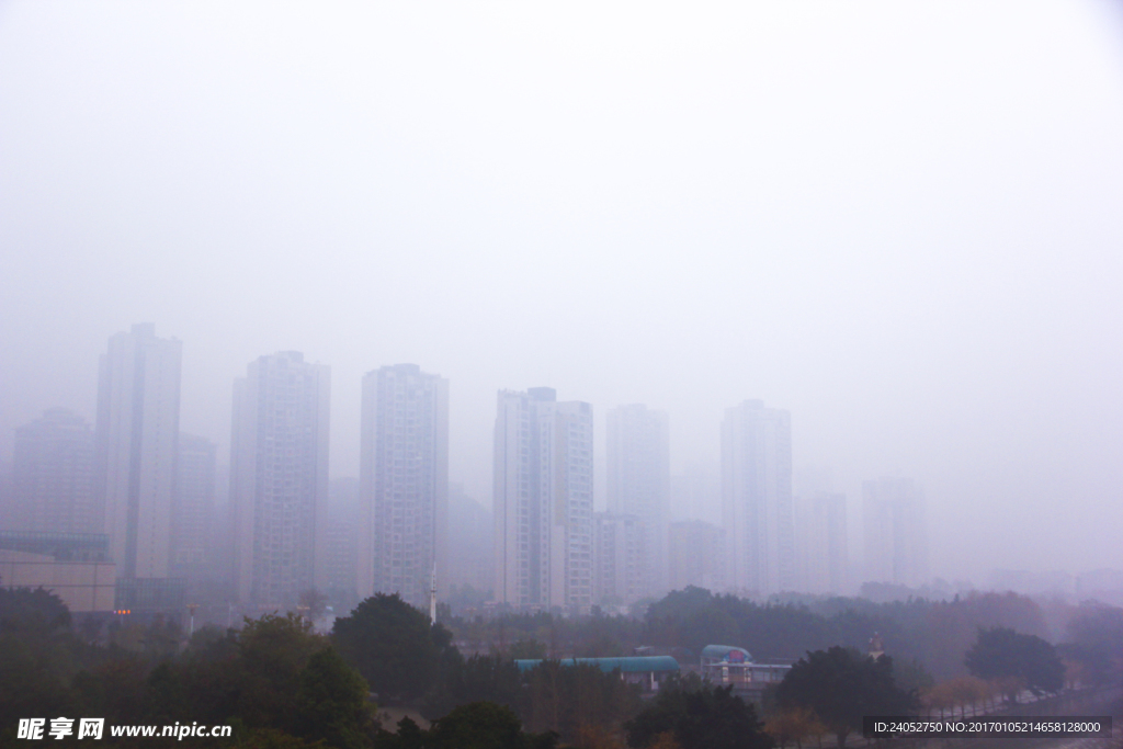 雾霾雨天江边城市公园