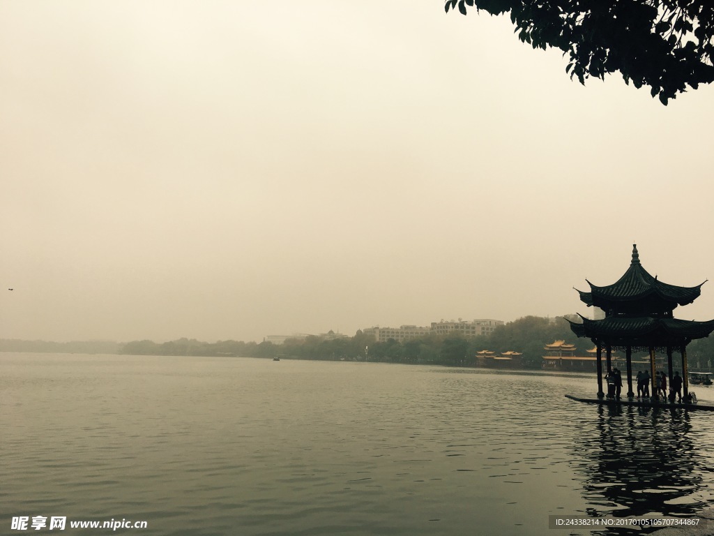 阴雨西湖