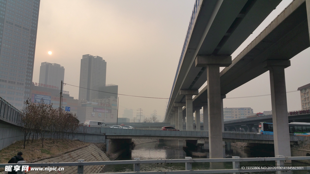 城市 高架桥 雾霾