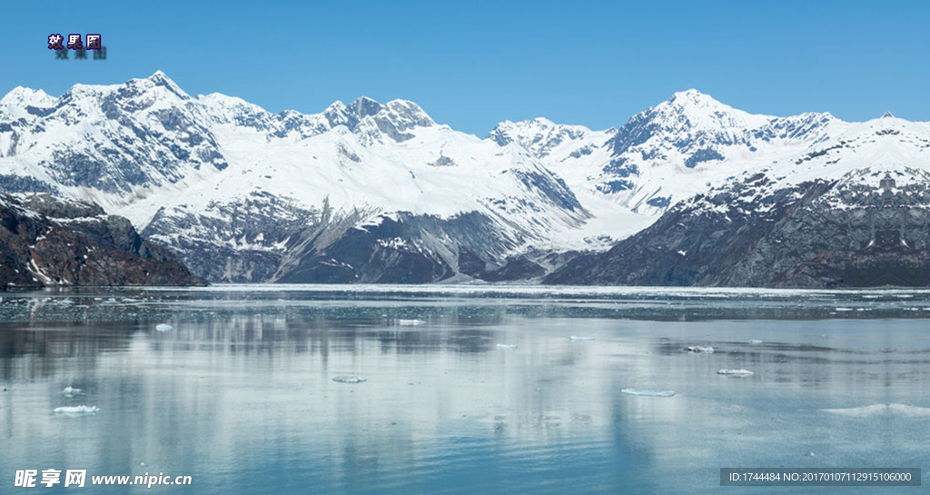 雪山下平静的湖泊流水视频背景