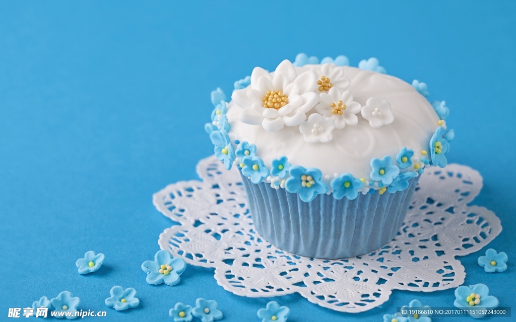 甜美天蓝色小甜点蛋糕糕点高清图