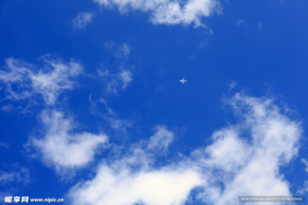 蓝天白云下的飞机