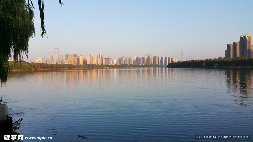 城市 天空 河水