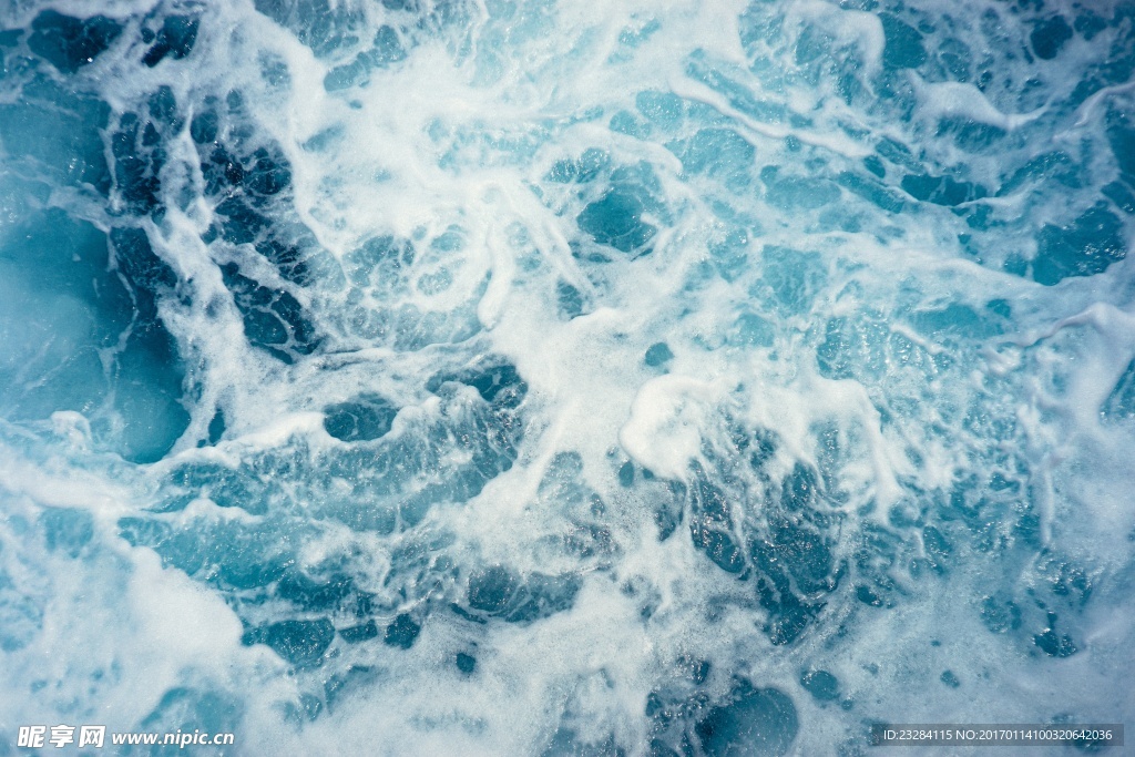 俯视波涛汹涌的海水