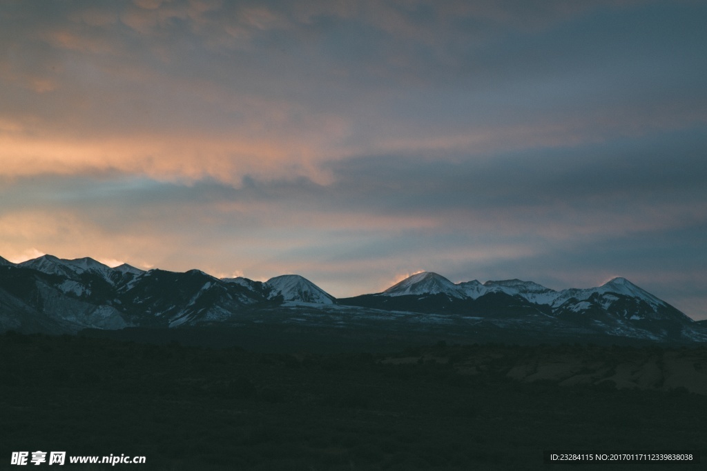 夕阳下的群山