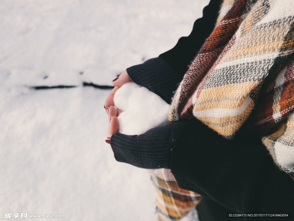 美女玩雪