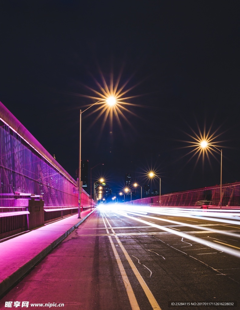 夜晚的路灯