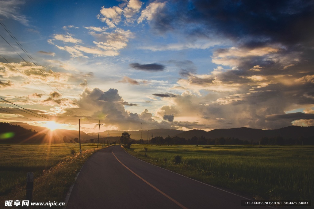 夕阳下的公路