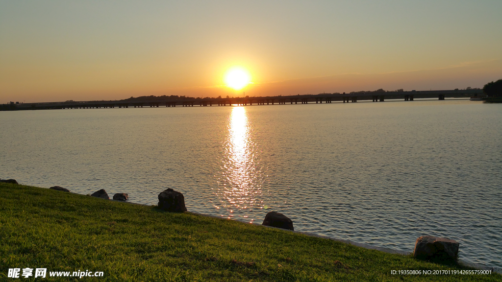 黄昏 夕阳 湖面