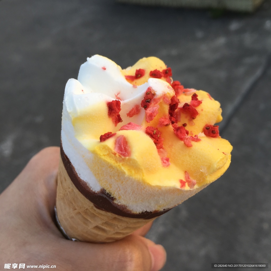 冰淇淋芒果配酸奶