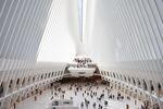 人来人往的建筑楼