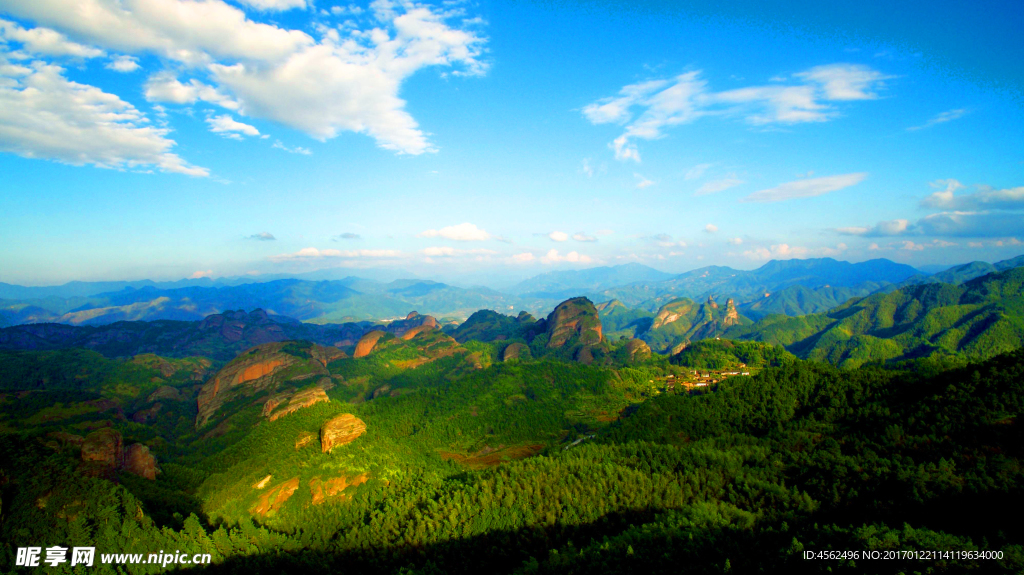 群山青翠