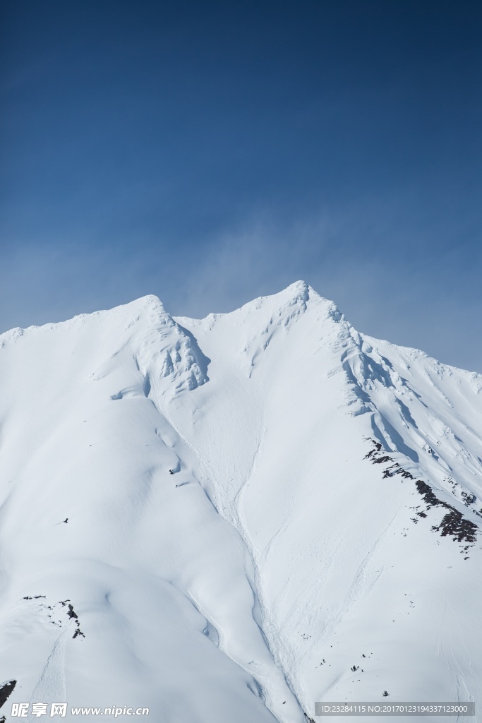 白雪覆盖的雪山