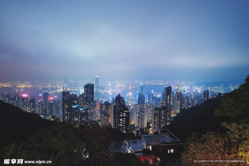 山坡上看城市夜景