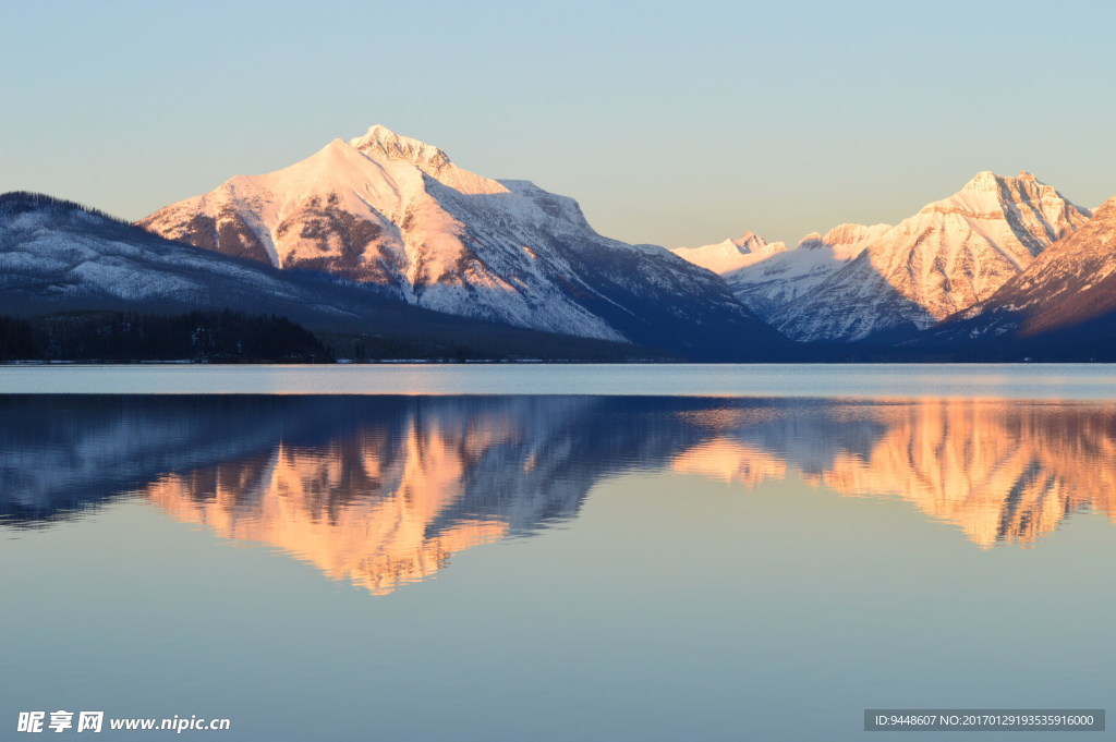唯美冰川湖泊图片