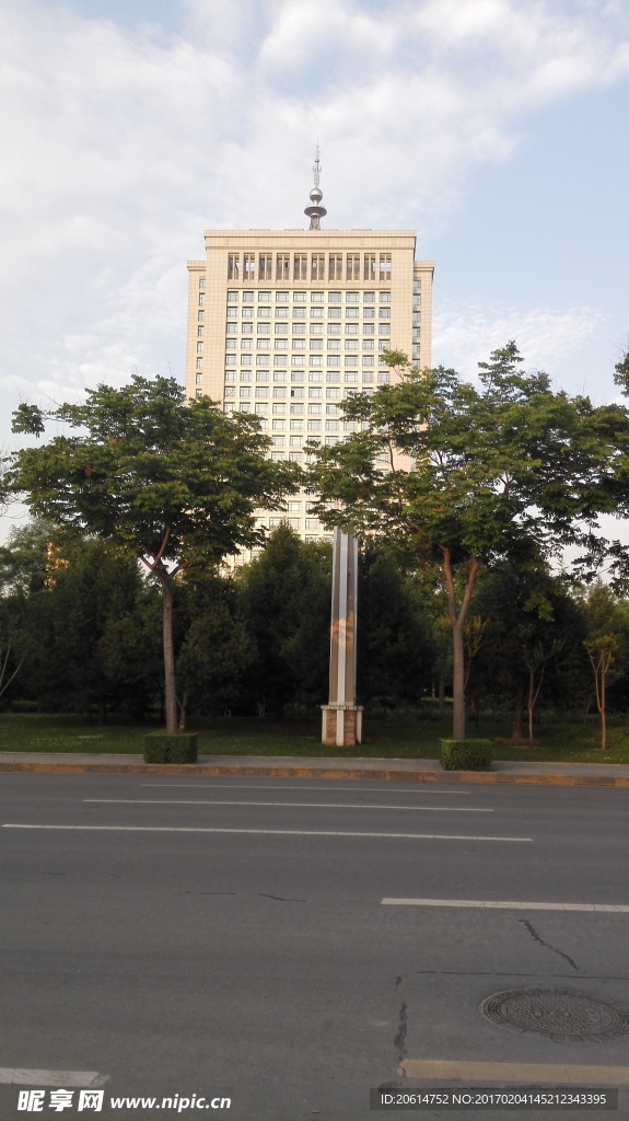 马路对面的高楼