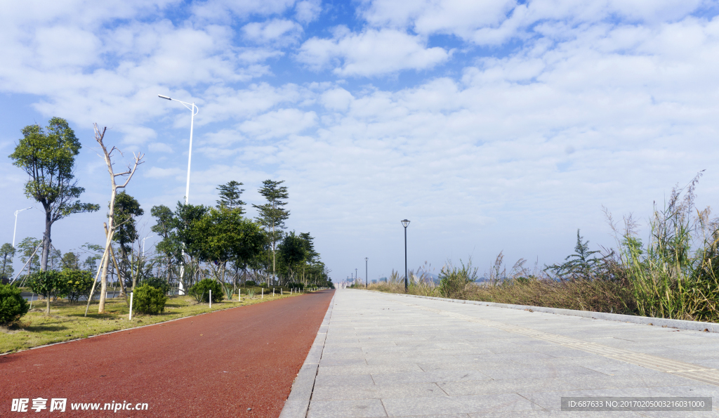 蓝天白云城市街道