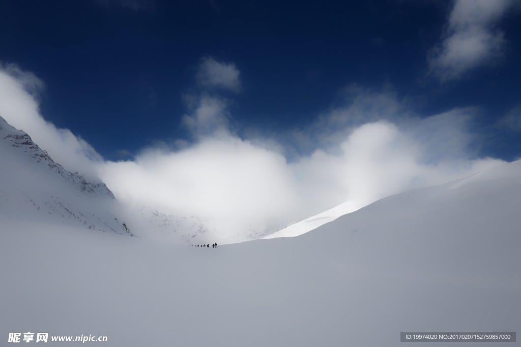 雪山中行走