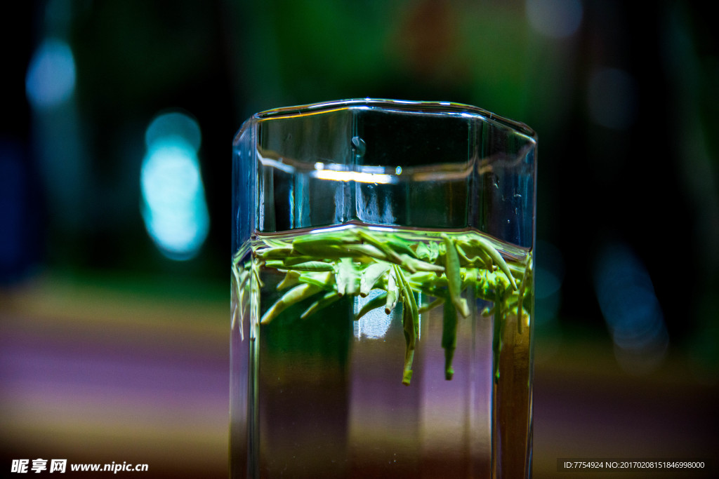 玻璃杯子绿茶
