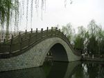 池塘拱桥