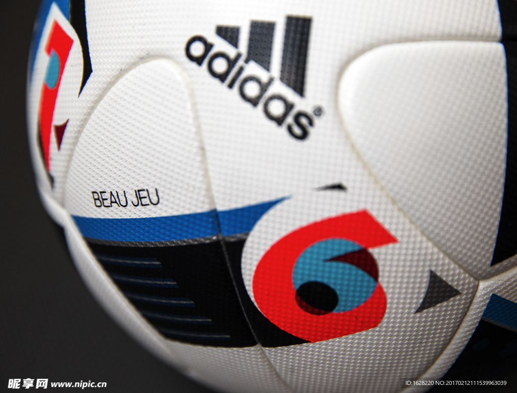 ADIDAS欧洲杯比赛用球广告