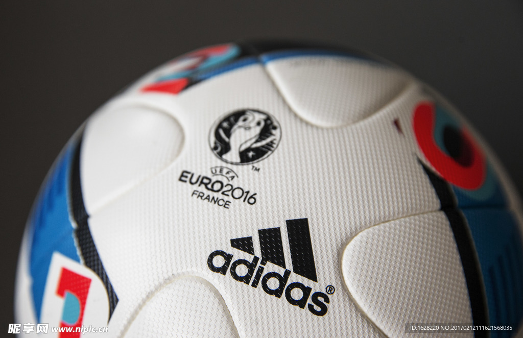 ADIDAS欧洲杯比赛用球广告