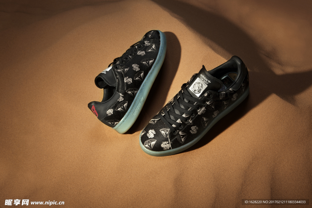 ADIDAS休闲运动鞋宣传广告