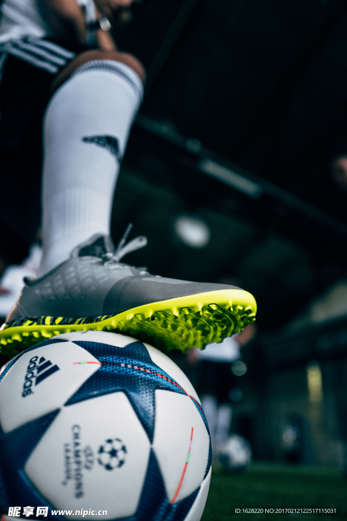 ADIDAS欧冠比赛用球广告