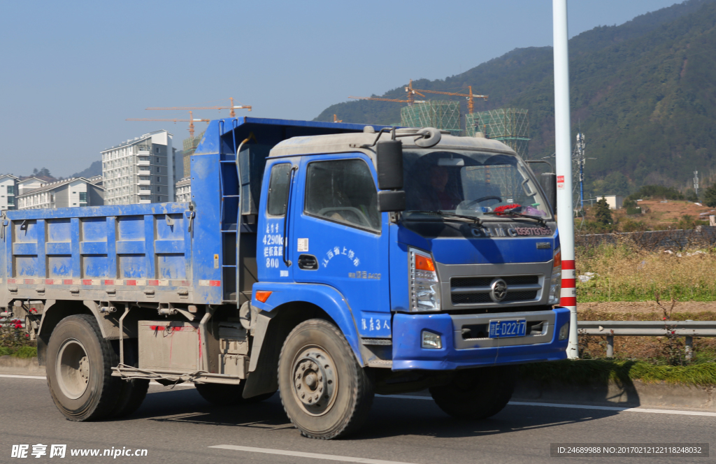 蓝色货车
