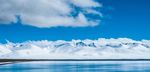 湖畔雪山