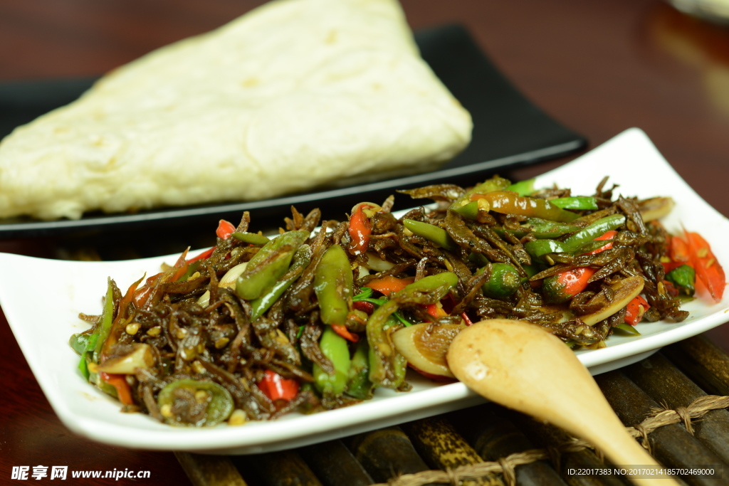 辣椒炒小鱼中国菜特色菜肴美食