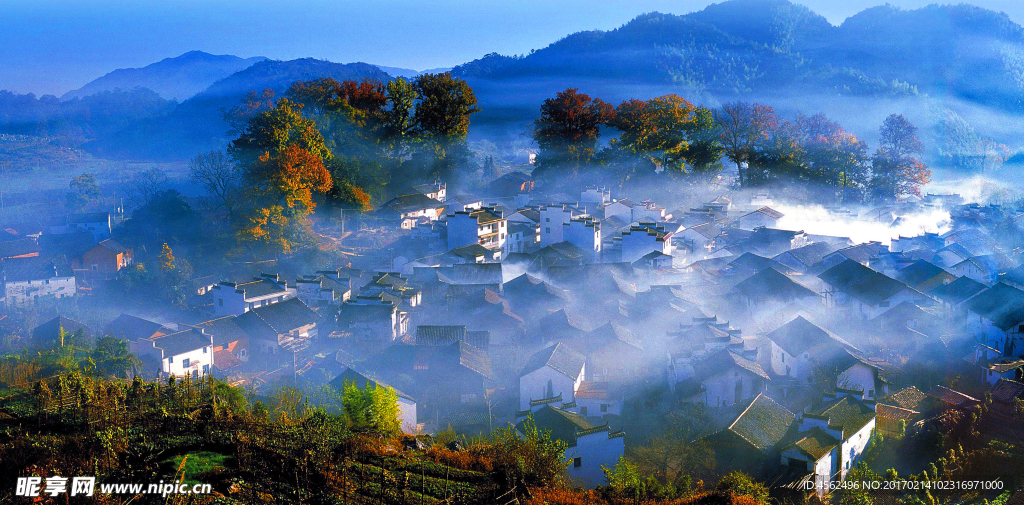山村晨雾