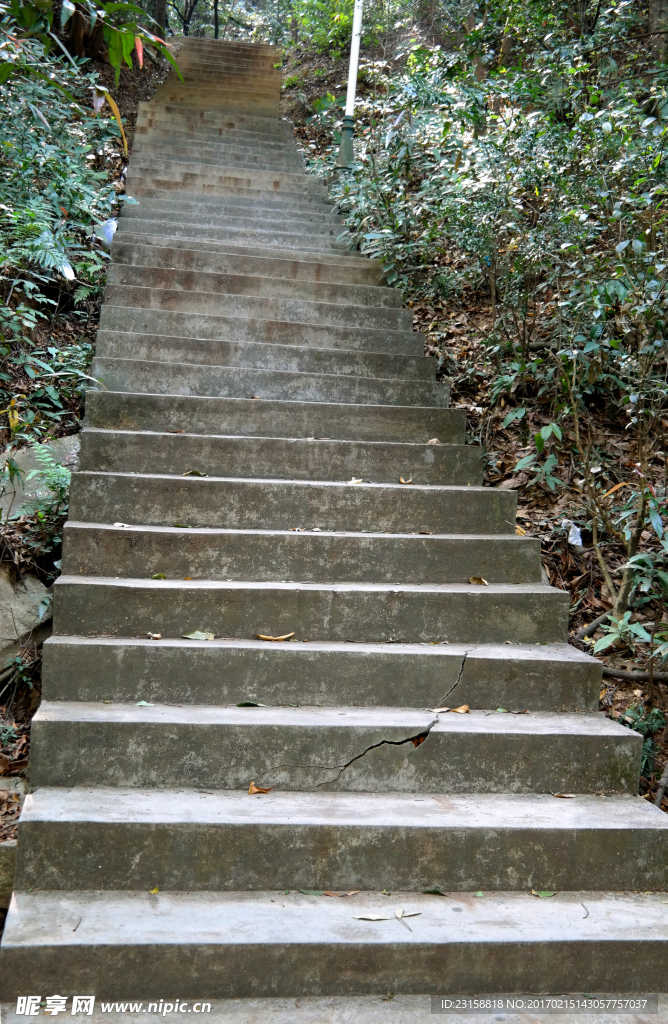 圭峰山登山水泥楼梯