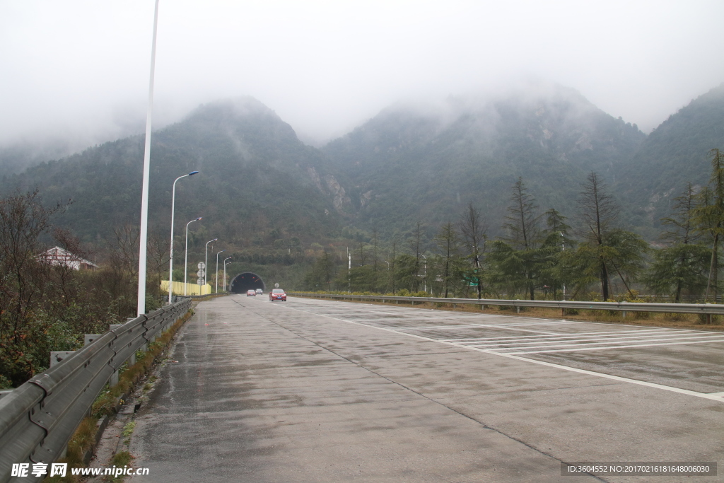 高速路隧道口