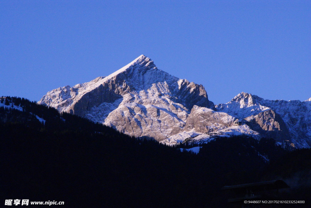 荒山雪山山顶图片