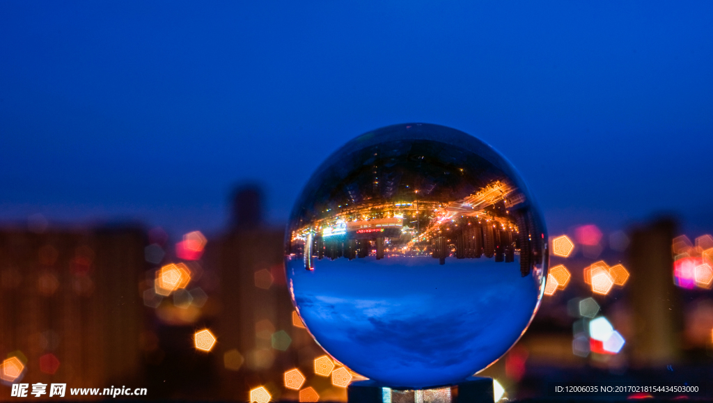 水晶球中的城市夜景