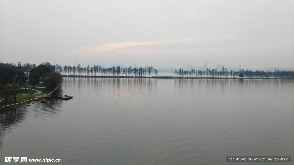 黄昏的东湖摄影