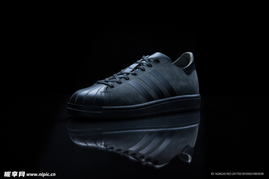 ADIDAS休闲运动鞋宣传广告