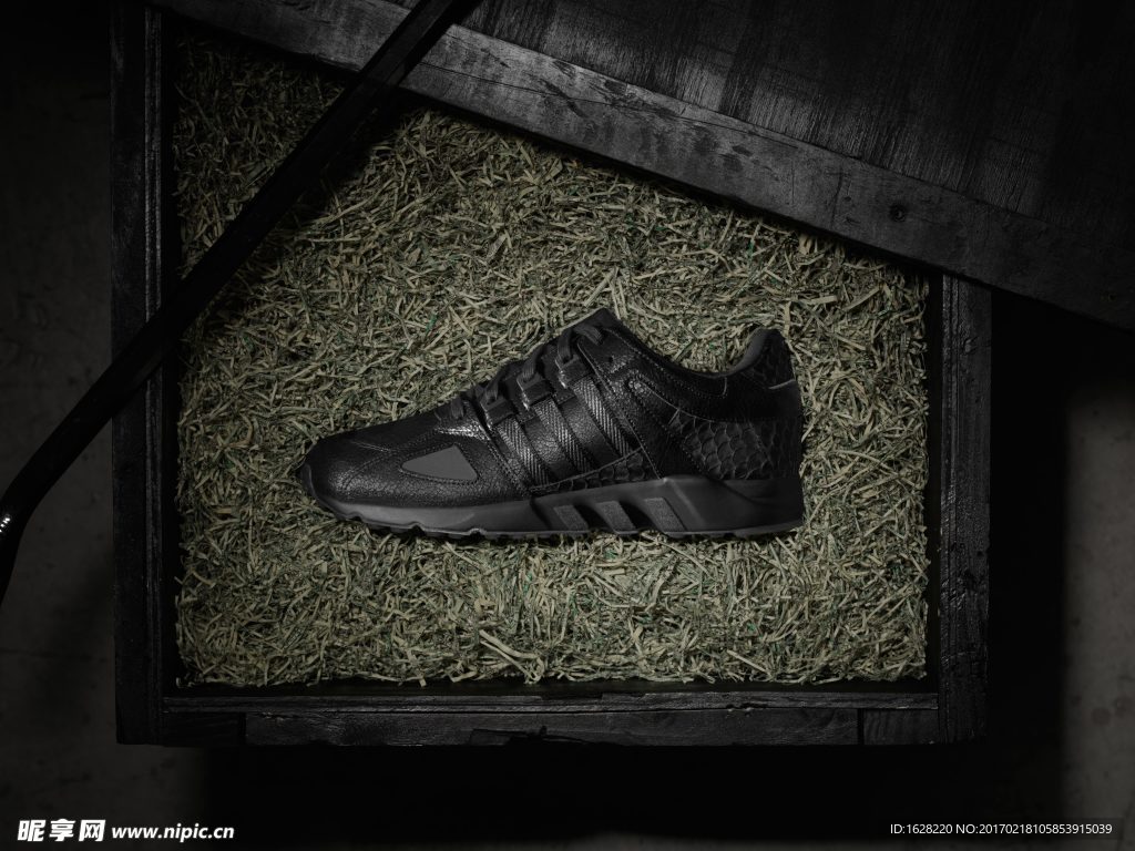 ADIDAS休闲运动鞋宣传广告