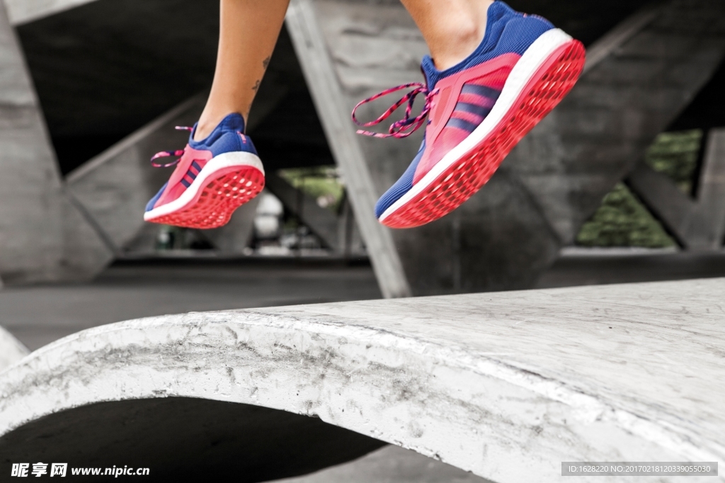 ADIDAS休闲运动鞋宣传广告